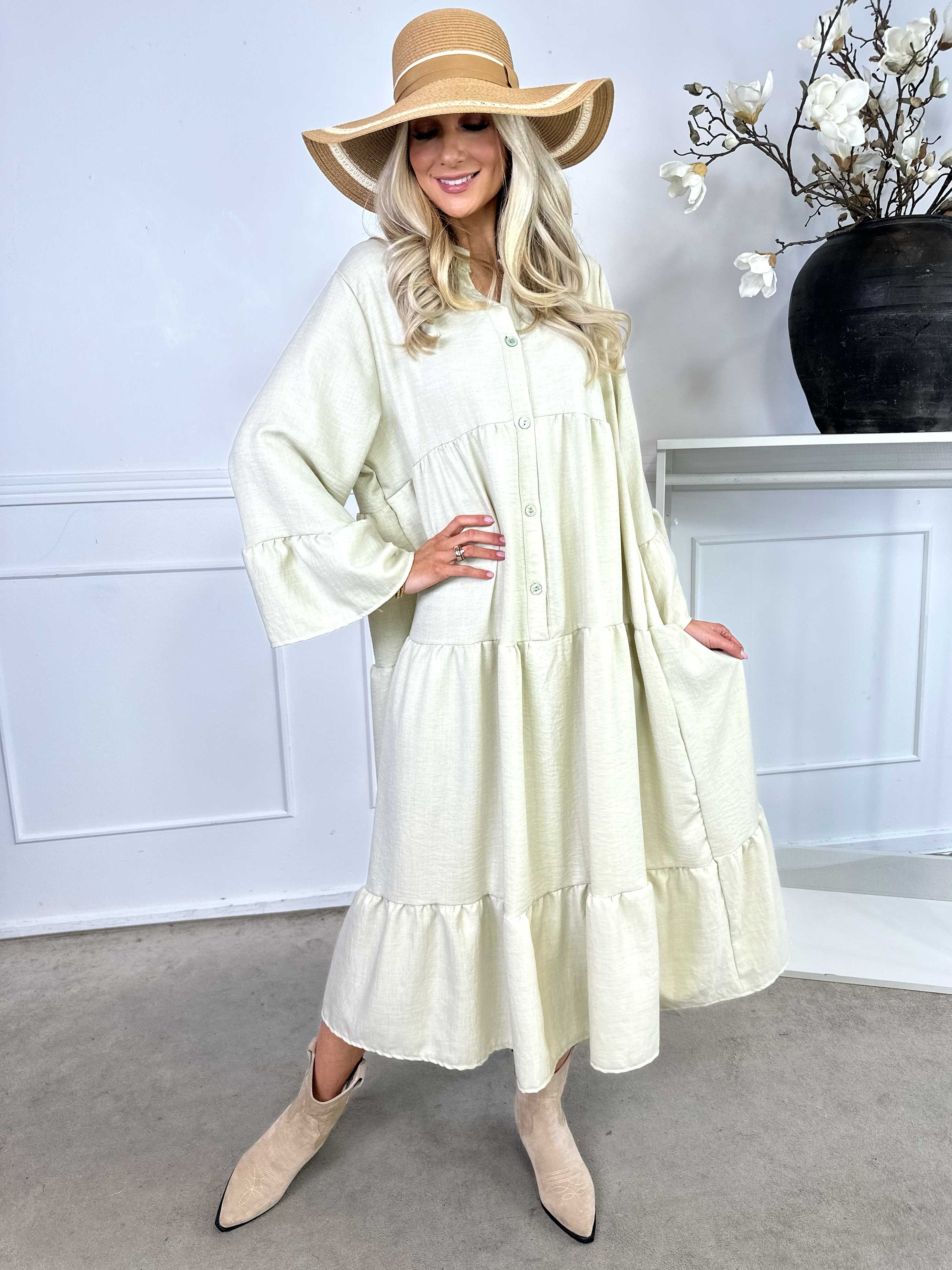 Arjana - Söt klänning med lager i lagerlook och knappar